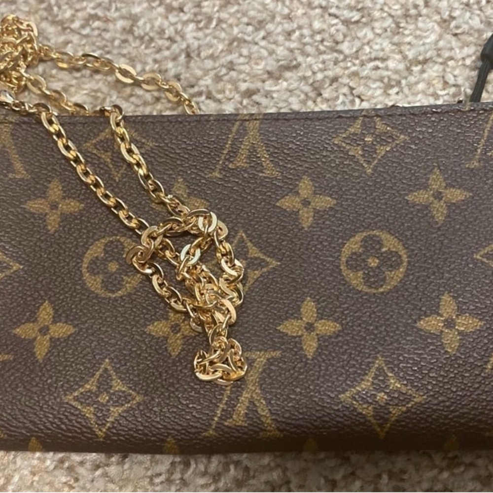 👜Auth Louis Vuitton Monogram Pochette/Crossbody Bag! One of the most popular👜 - Picture 6 of 11